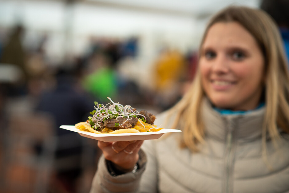 Karlovský gastrofestival lákal i v dešti, soutěž frgálů vyhrál hruškový