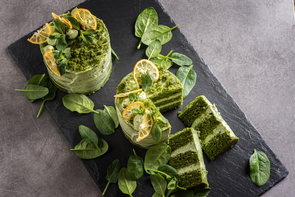 Upečte si veselý jarní dezert: Mechový dort se špenátem